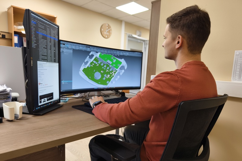 Сергей Кабанов за работой с CAD-системой КОМПАС-3D