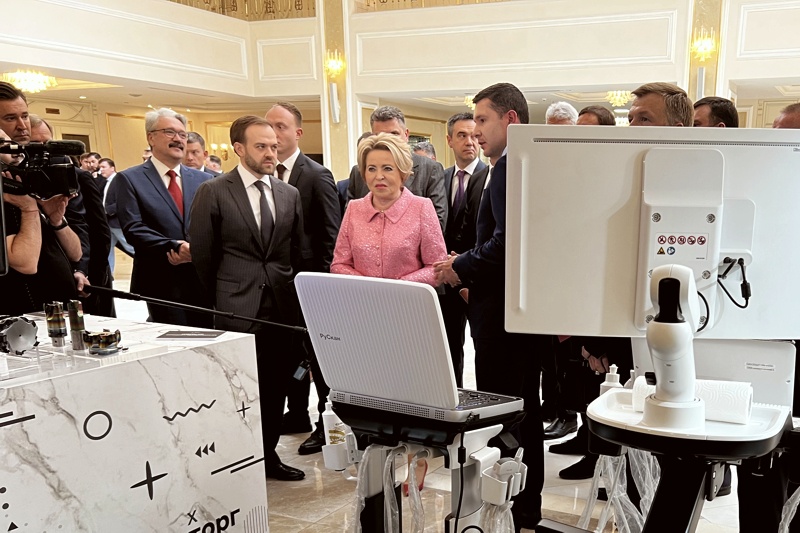 Валентина Матвиенко и Антон Алиханов - на стенде Минпромторга РФ во время презентации УЗ-оборудования «РуСкан».